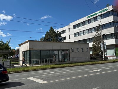 Nebytového prostoru naproti obchodnímu centru IGY