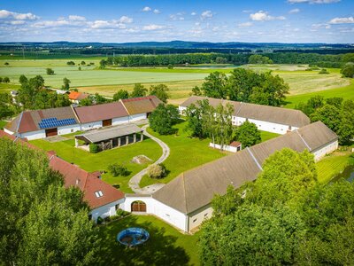Zemědělská usedlost se 100 ha pozemku, rybníky a lesy, Hluboká nad Vltavou.