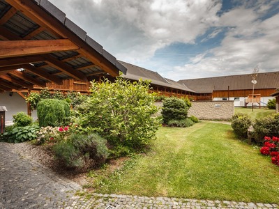 Uzavřený statek s wellness – výjimečné spojení životního stylu a investice v jižních Čechách.