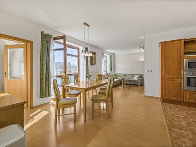 EXKLUZIVNÍHO MEZONETOVÉHO BYTU 4+1 S TERASOU  A DVĚMA KOUPELNAMI